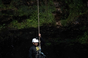 Pucon: discesa in corda doppia Salto el claro 90 metri