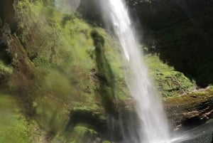 Pucon: discesa in corda doppia Salto el claro 90 metri