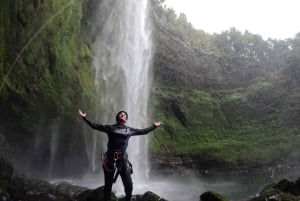 Pucon: discesa in corda doppia Salto el claro 90 metri