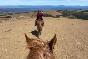 Puerto Natales: Escursione a cavallo di un'intera giornata sulle montagne
