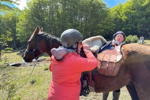 Puerto Natales: Escursione a cavallo di un'intera giornata sulle montagne