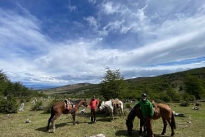 Puerto Natales: Escursione a cavallo di un'intera giornata sulle montagne