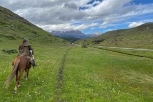 Puerto Natales: Escursione a cavallo di un'intera giornata sulle montagne
