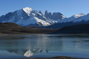 Puerto Natales: Privat heldagstur til Torres + Milodon-hulen