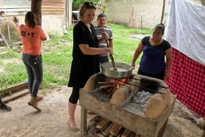 SAN IGNACIO: Experiência de caligrafia de alimentos com uma família maia