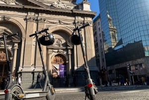 Santiago: Tour de la ciudad en scooter eléctrico con almuerzo