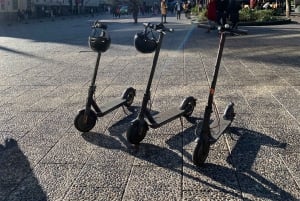 Santiago: Tour de la ciudad en scooter eléctrico con almuerzo