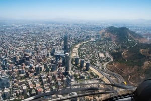 Santiago: Privater Hubschrauberflug mit Hoteltransport.