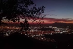 Santiago: Manquehue-kukkulalle auringonlaskun aikaan.