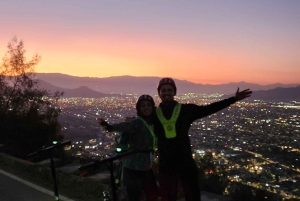 Tour di Santiago al tramonto su uno scooter elettrico. Città e natura