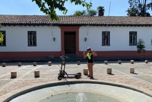 Tour di Santiago al tramonto su uno scooter elettrico. Città e natura