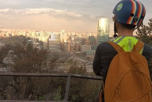 Tour di Santiago al tramonto su uno scooter elettrico. Città e natura
