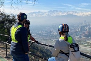 Tour di Santiago al tramonto su uno scooter elettrico. Città e natura