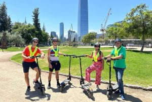 Tour di Santiago al tramonto su uno scooter elettrico. Città e natura