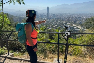 Tour di Santiago al tramonto su uno scooter elettrico. Città e natura