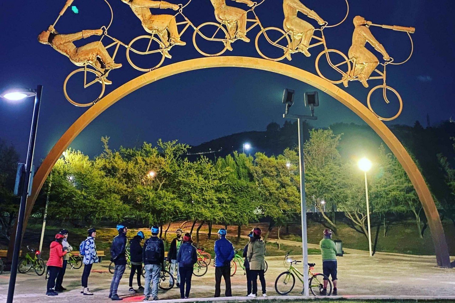 Paseo en Bicicleta por el Río Mapocho al Atardecer