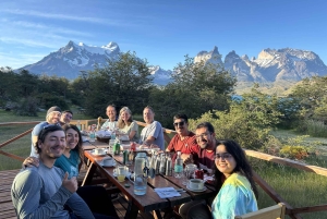 Torres del Paine: Valle Francés y Lago Grey + Camping