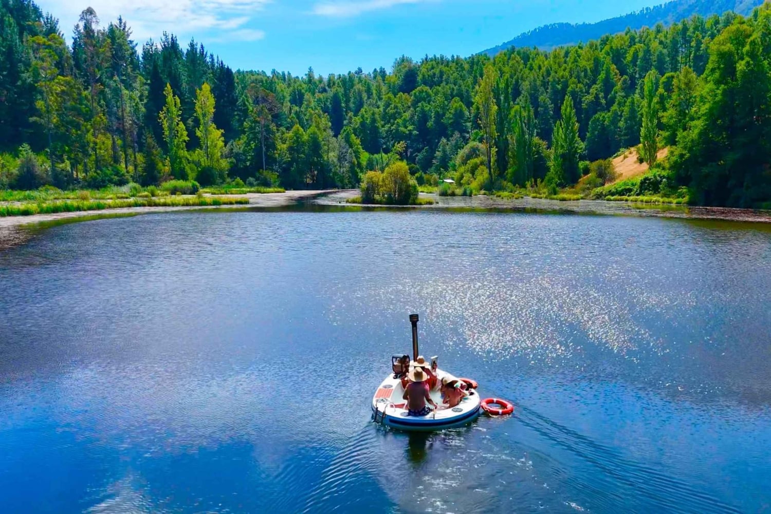 Тур на самодвижущейся электрической лодке с гидромассажной ванной, расположенной на лоне природы!