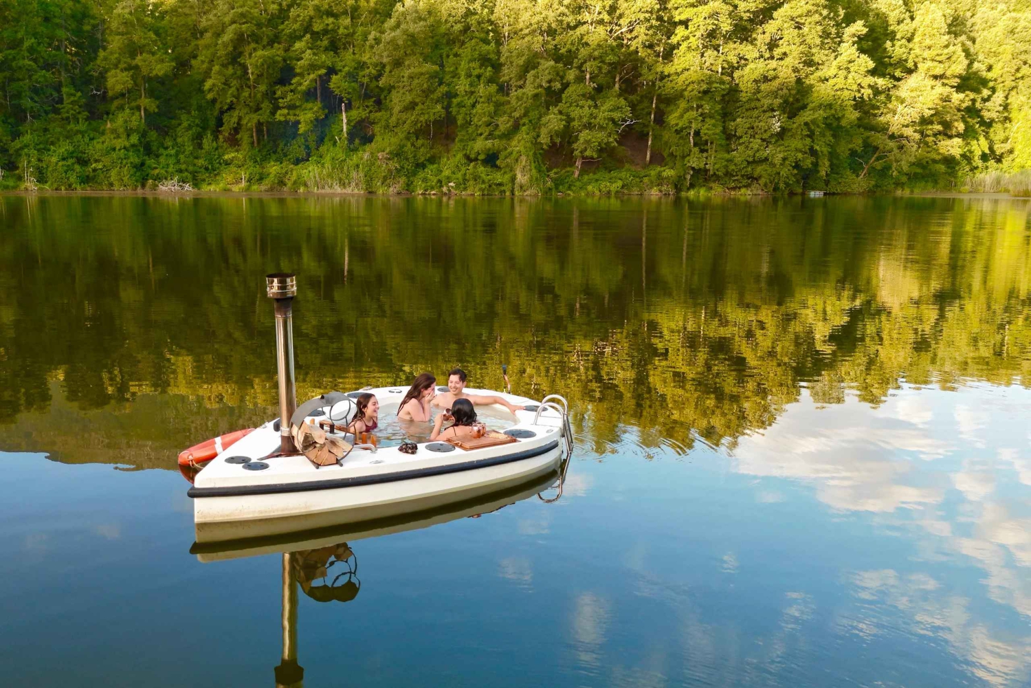 Тур на самодвижущейся электрической лодке с гидромассажной ванной, расположенной на лоне природы!
