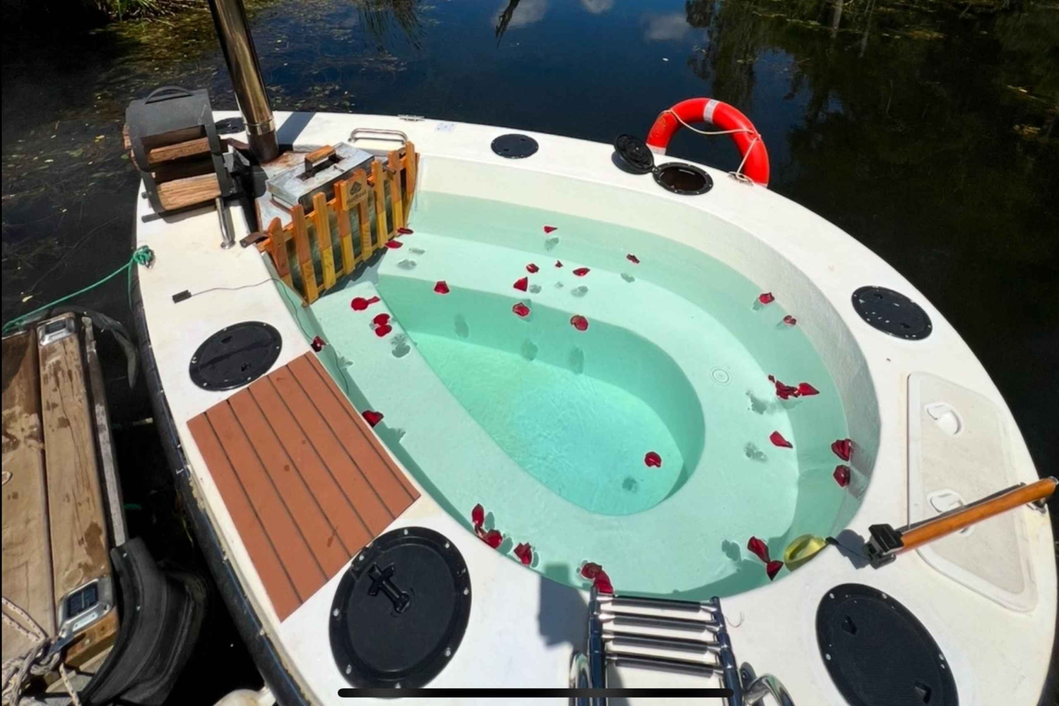 Тур на самодвижущейся электрической лодке с гидромассажной ванной, расположенной на лоне природы!