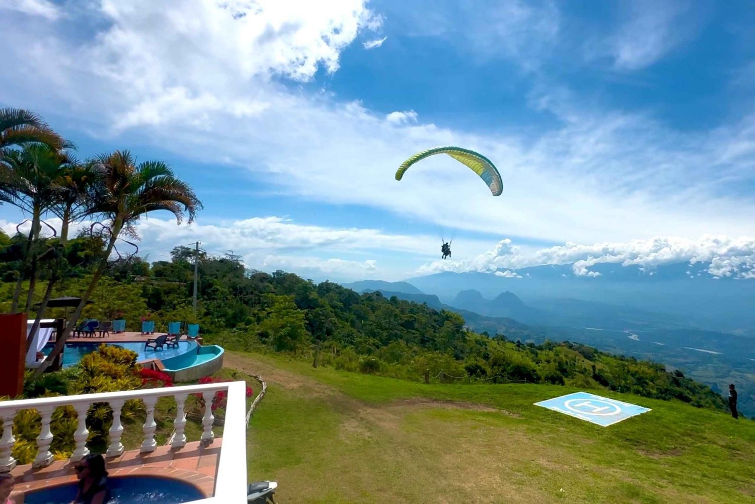 ADRENALINE HOSTAL: Aventura de parapente sobre as montanhas!
