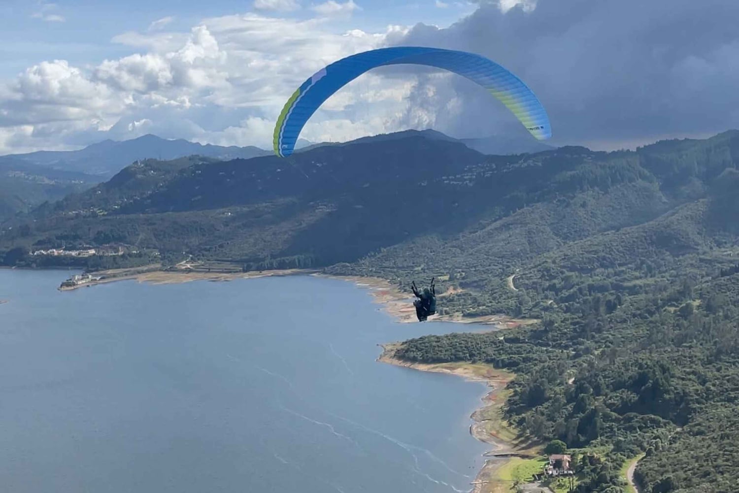 Bogota: Paragliding Flight Ticket in Guatavita