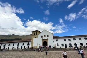 ボゴタ：ヴィラ デ レイバ ラキラ ポソス アズレスなどへのツアー