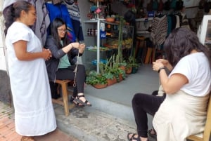 Bogotá: Taller de Artesanía Tradicional Colombiana de Bolsos con Bebida