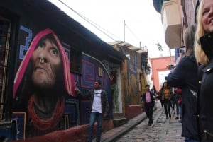 Bogotá: Walking Tour in La Candelaria with Refreshments