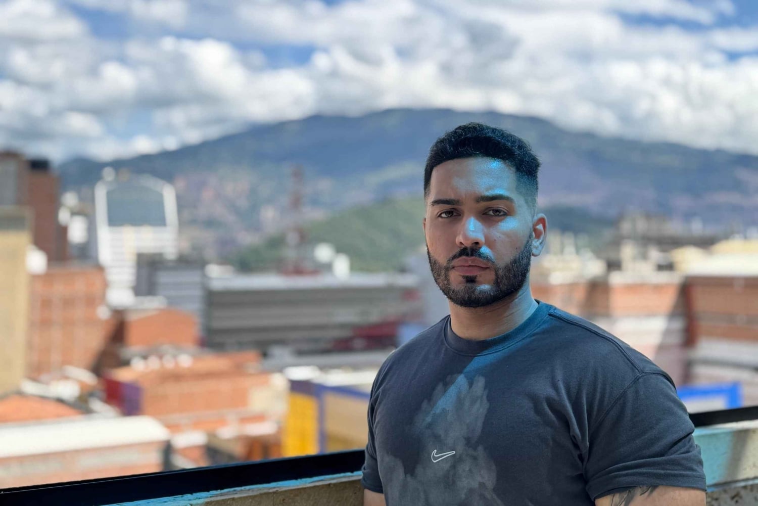 Cafés, rues et histoires : photographier l'âme urbaine de Medellín