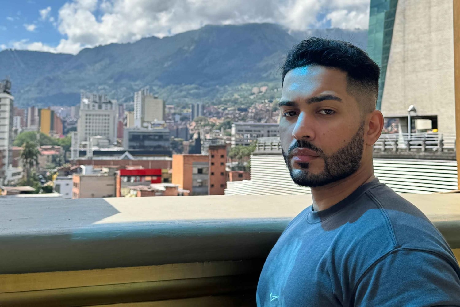 Cafés, rues et histoires : photographier l'âme urbaine de Medellín