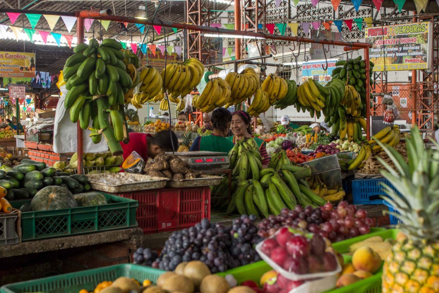 Cali: Recorrido a pie por el mercado de frutas con degustación