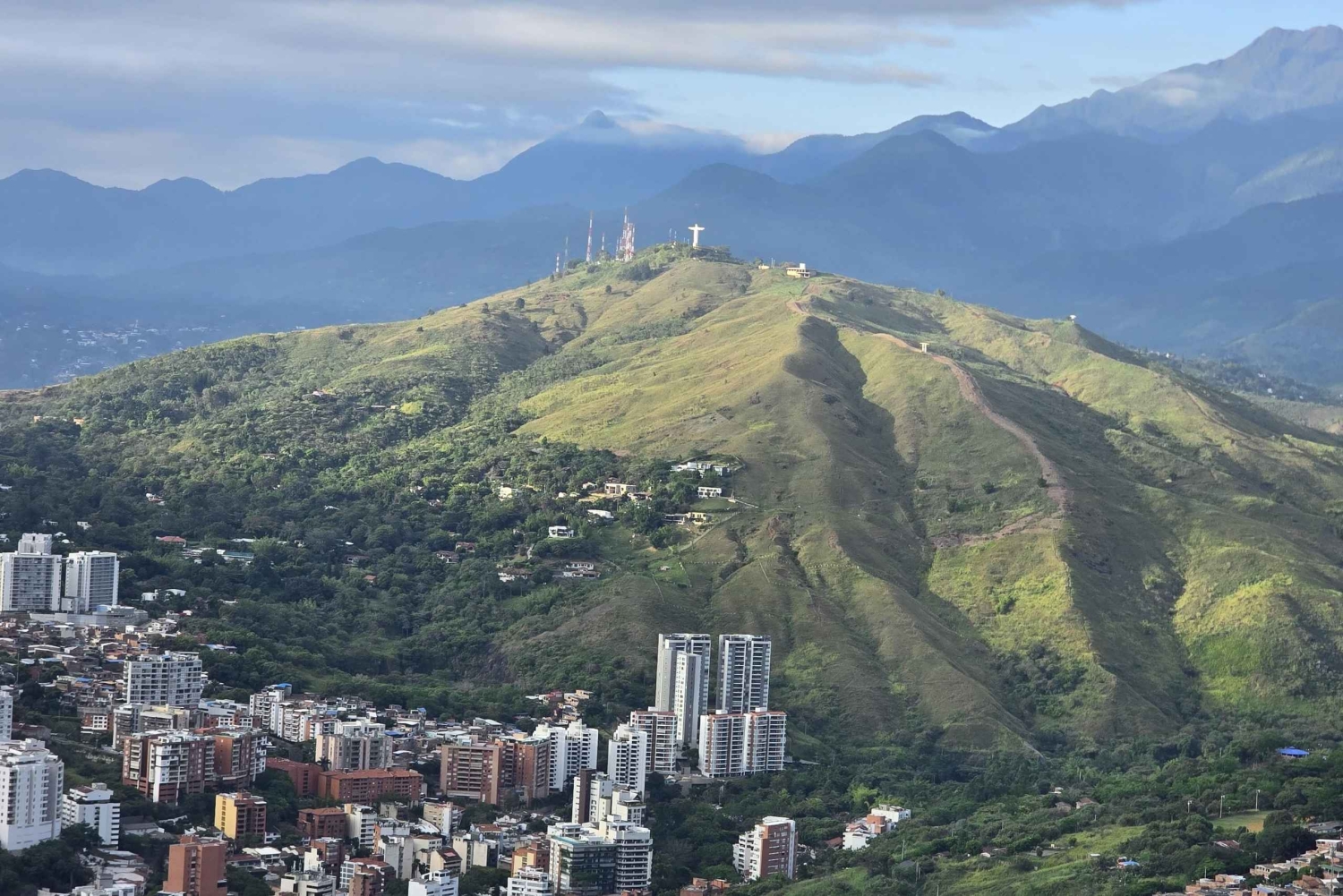 Cali: Guidet oppstigning til de tre korsenes høyde