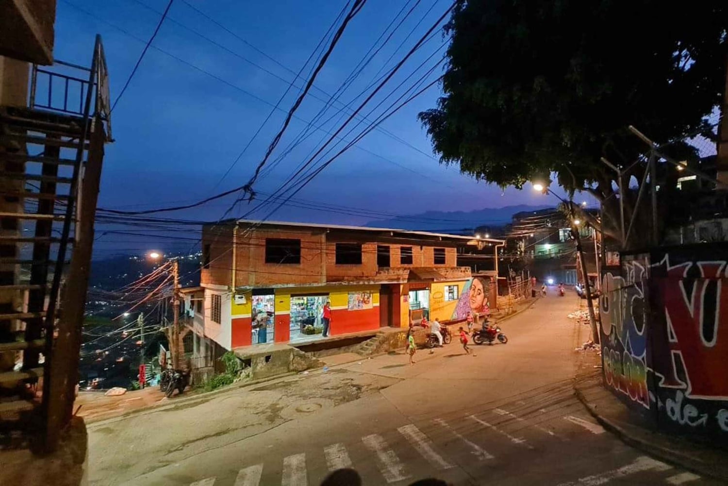 Cali : Visite à pied des 11 quartiers de la Commune 20