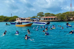 Cartagena: Excursión a 5 islas en barco con almuerzo y snorkel