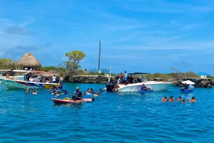 Cartagena: Excursión a 5 islas en barco con almuerzo y snorkel