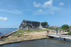 Cartagena: Excursión a 5 islas en barco con almuerzo y snorkel