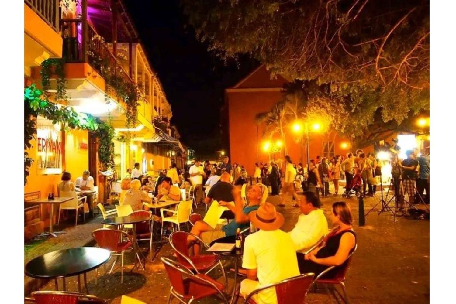 Cartagena Nocturna: Recorrido Histórico Cena Típica + Degustación de Dulces