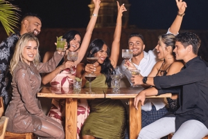 Cartagena: nocna wycieczka po barach i dachach z lokalnym opiekunem