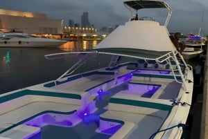 Cartagena: Sunsetplan on Yacht with Open Bar and DJ on board