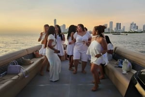 Cartagena: Sunsetplan on Yacht with Open Bar and DJ on board