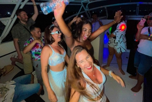 Cartagena: Bay tour with open bar, sunset and disco