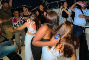 Cartagena: Bay tour with open bar, sunset and disco