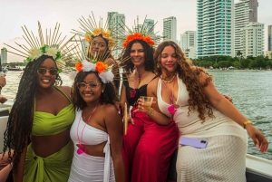 Cartagena: Bay tour with open bar, sunset and disco