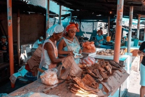 Cartagena: Bazuro Local Food Market Walking tour