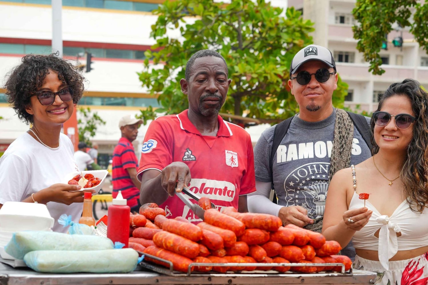 Smaker og historier i Cartagena: lokal gatemat og bukt-tur