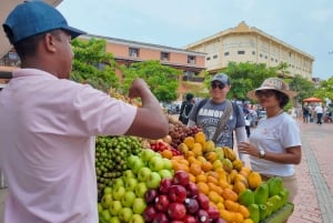 Smaker og historier i Cartagena: lokal gatemat og bukt-tur