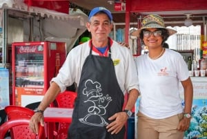 Smaker og historier i Cartagena: lokal gatemat og bukt-tur