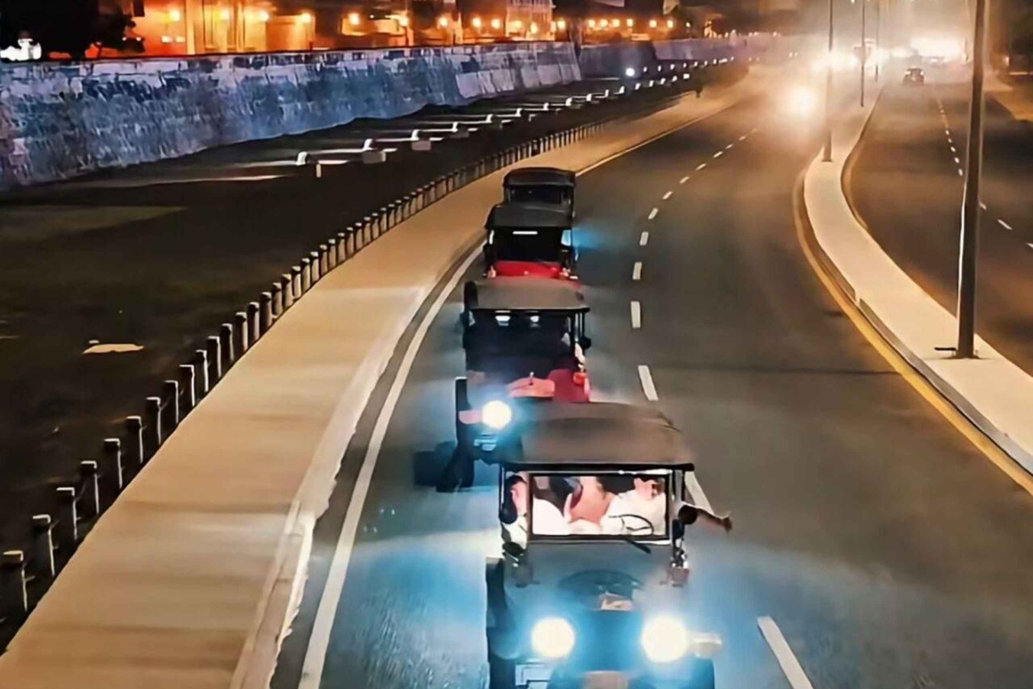 Cartagena di notte in auto elettrica in stile classico