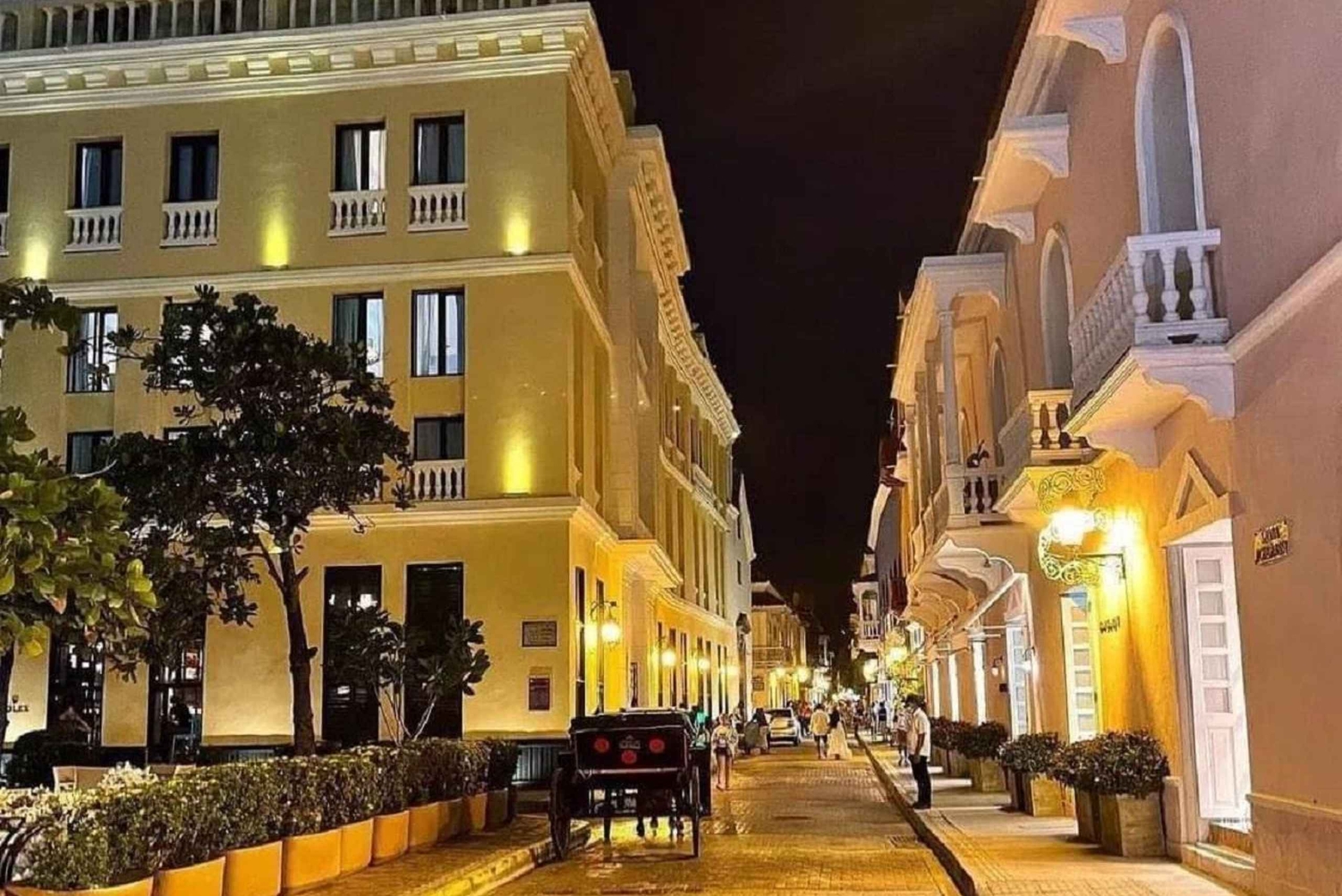 Kartagena: COLLONIAL HORSE DRAWN CARRIAGE by STARE MIASTO